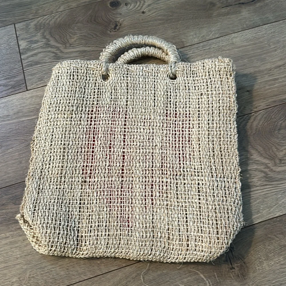 Woven raffia bag with ❤️ embroidery - Picture 2 of 2
